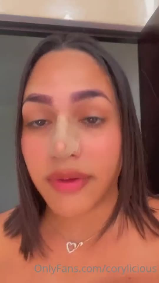 Trans corylicious sedutora, de salto alto e mais nada