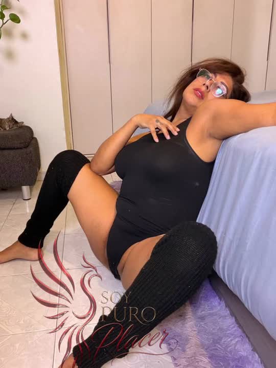 Sapeca com a bunda pra cima na cama — travesti TS Mar Saenz / soypuroplacer sem
