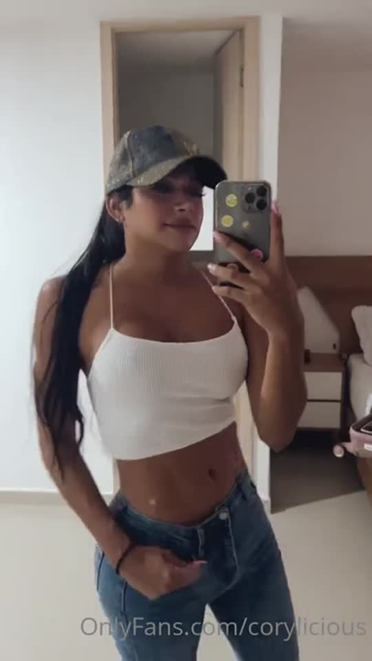 Vídeo +18 trans: corylicious escandalosa com o bumbum empinado na cama