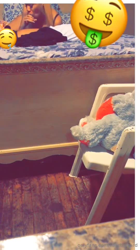 Trans LisaStayHard Gostosa peladinha no quarto