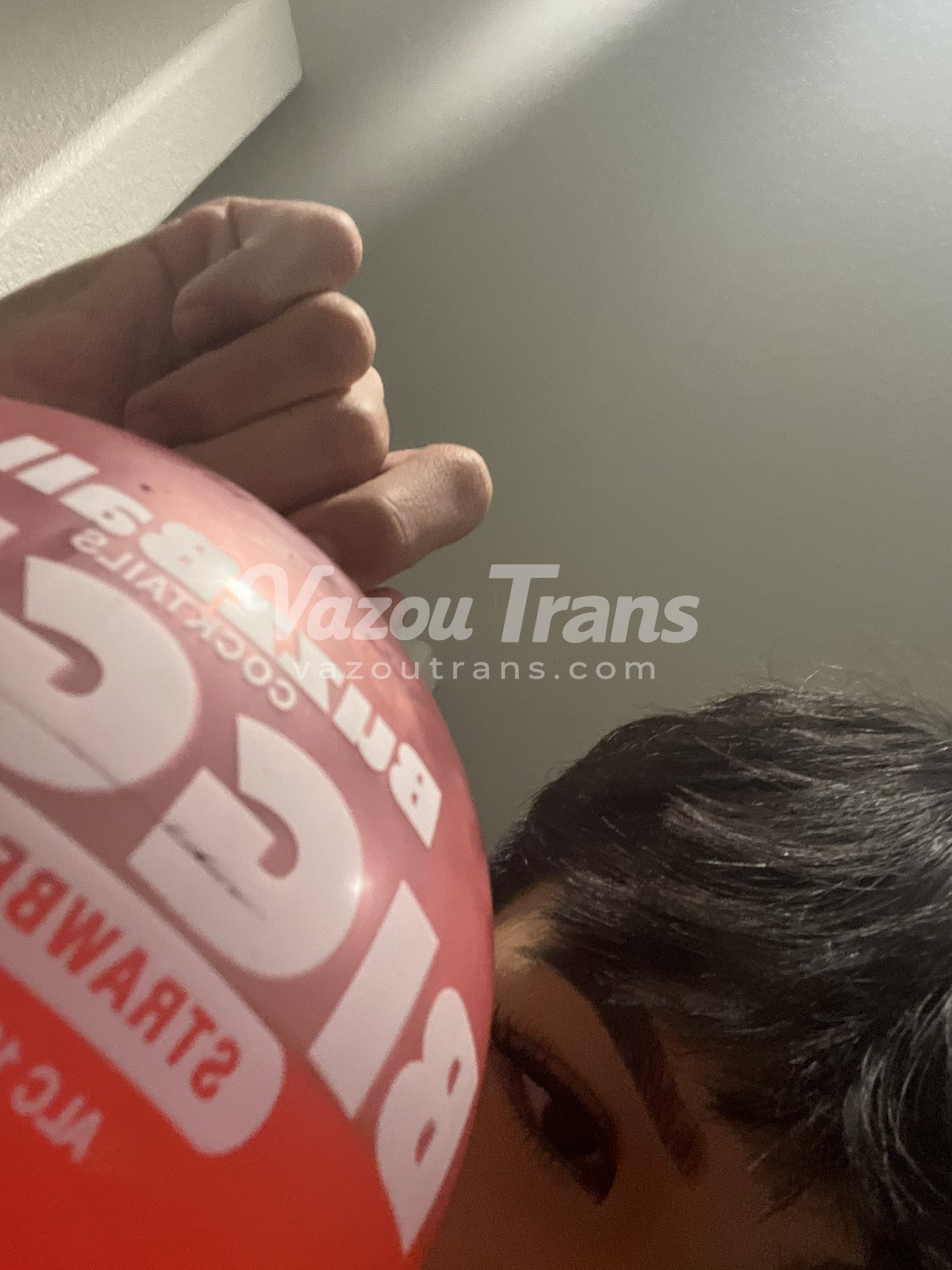 Kaybaebi: trans amadora brasileira, de regata sem sutiã