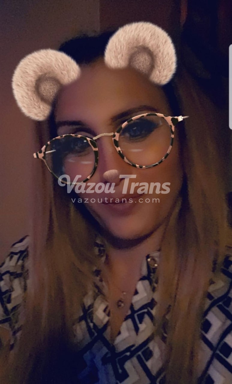 Trans Naty se despindo devagar, provocando de quatro no chão