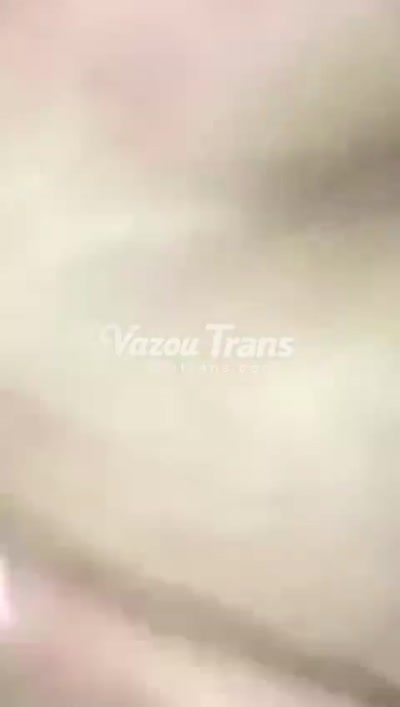 Trans Mariana remann /mremann_ provocando de quatro no chão