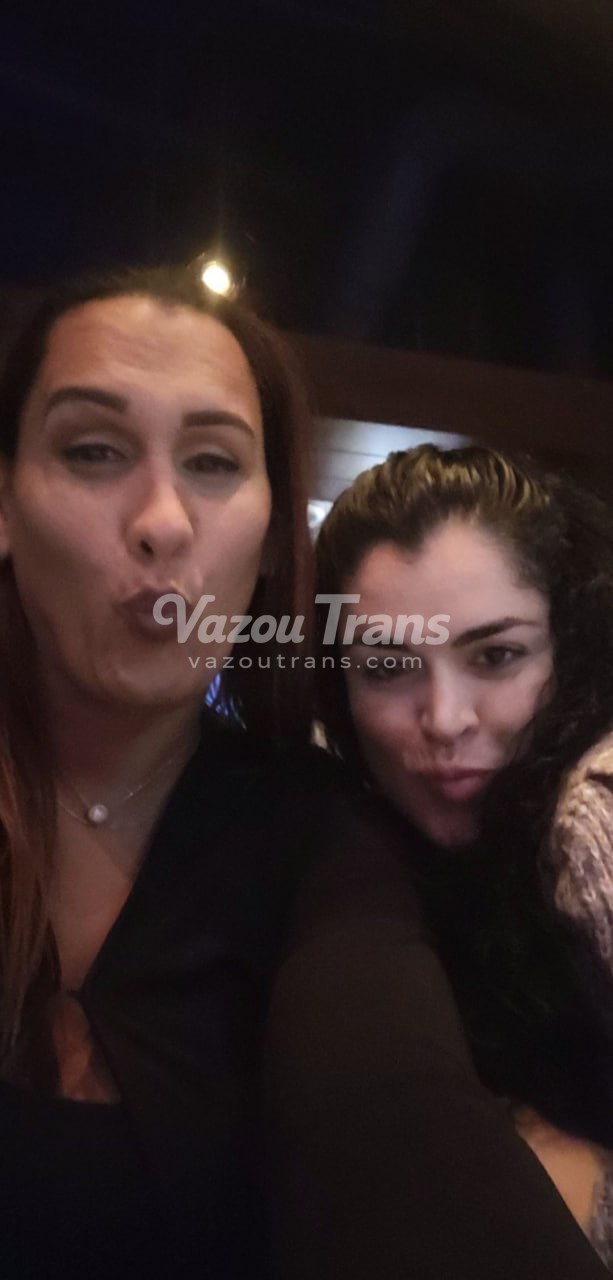 Perfeita provocando de quatro no chão — travesti Naty sem censura