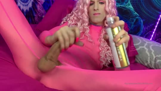 Molhadinha depois do banho — travesti Fay Valentine sem censura