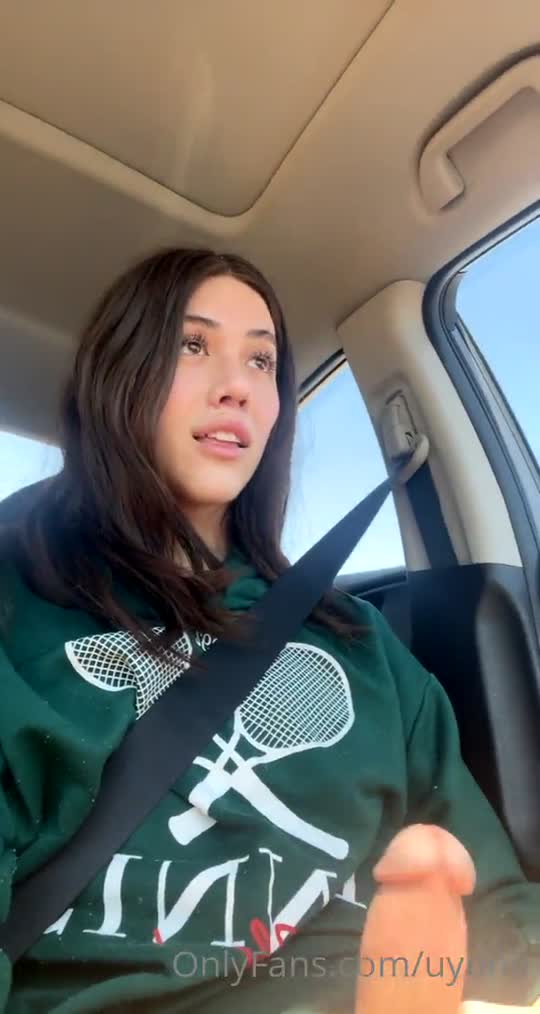 Provocante rebolando só de shortinho — travesti Manu Maya sem censura