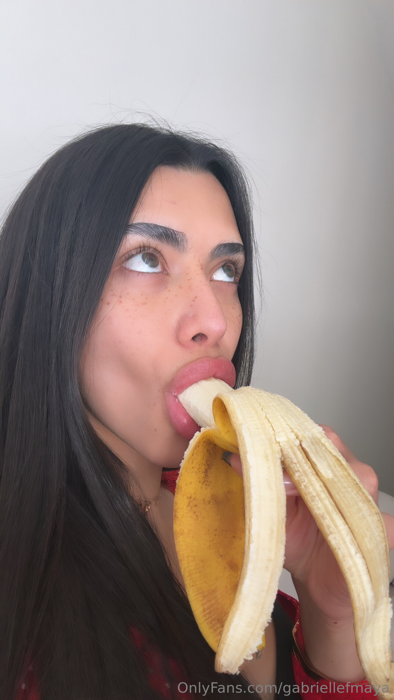 Gabrielle F Maya: trans amadora brasileira, sentando gostoso no travesseiro