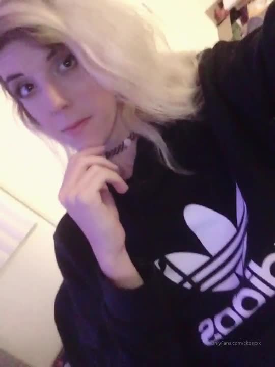 Tgirl Chelsea Kos com a bunda pra cima na cama
