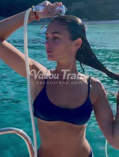 Vídeo +18 trans: Naomi Anderson de quatro na cama