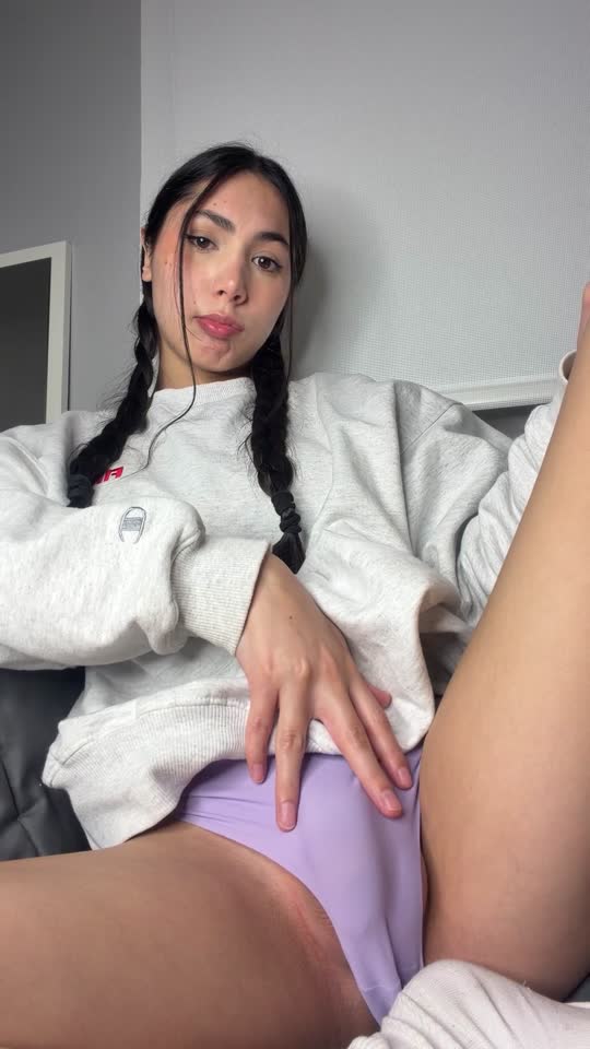 Tgirl Nata_ts sedutora, peladinha no quarto