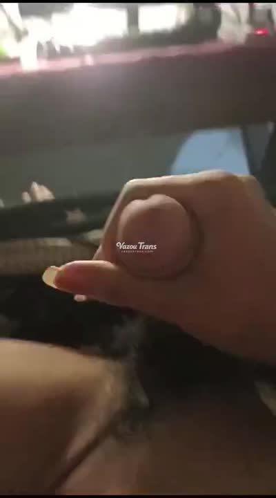 Vídeo +18 trans: TS Tang0 Live deitada abrindo o roupão 😈