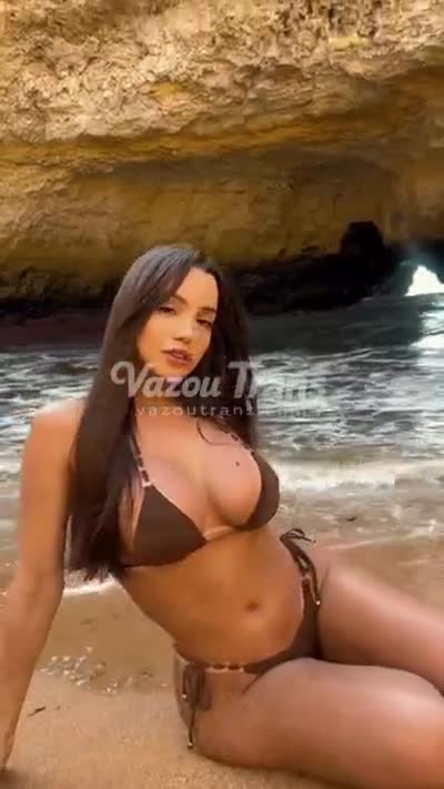 Tgirl Maria Eduarda / Realeduardas2 provocando de quatro no chão