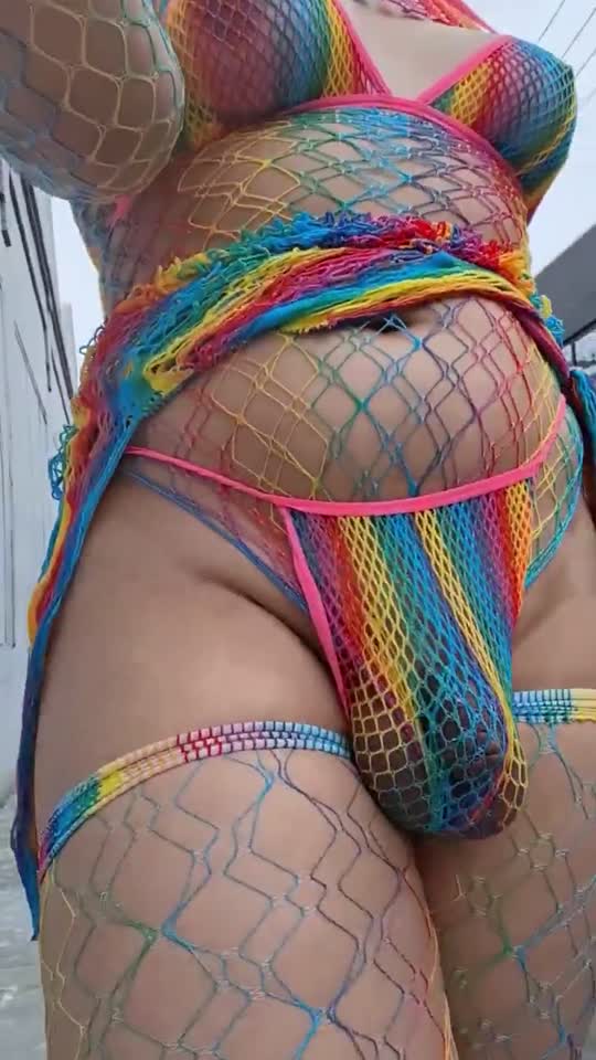 Vídeo +18 trans: Rayray Sugarbutt provocando de quatro no chão