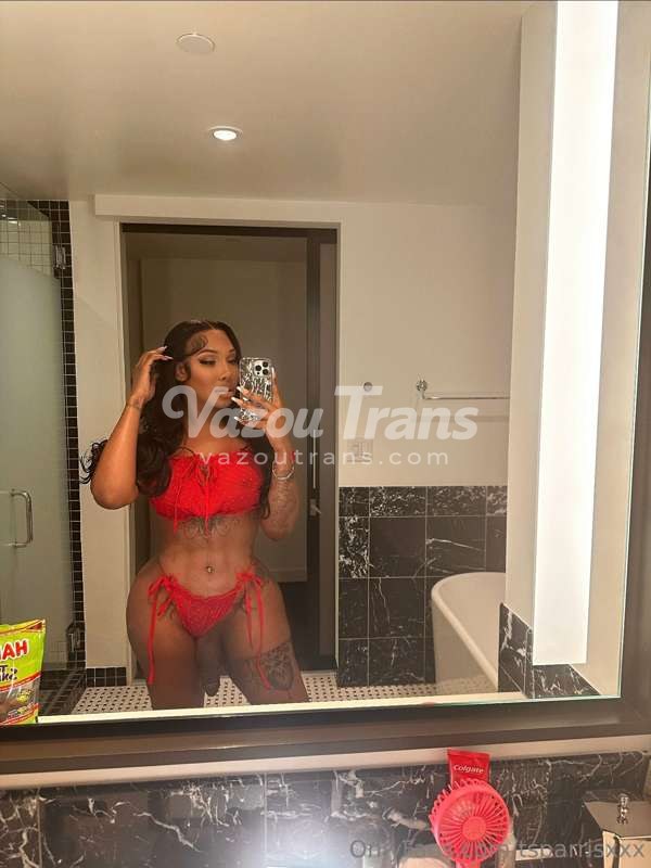 Tgirl TS ParrisXXX Empinando a bunda pra câmera