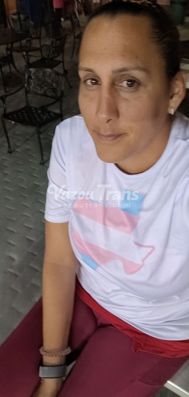 Trans Naty irresistível tirando a roupa bem devagar