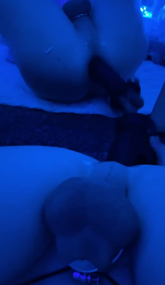 Trans marcyxcandy Maravilhosa brincando sozinha na cama