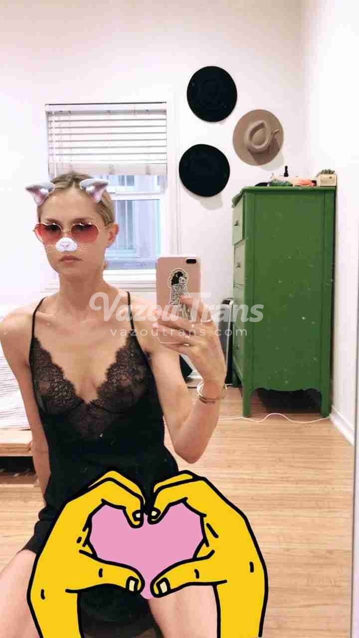 Trans Naomi Anderson perfeita brincando sozinha na cama