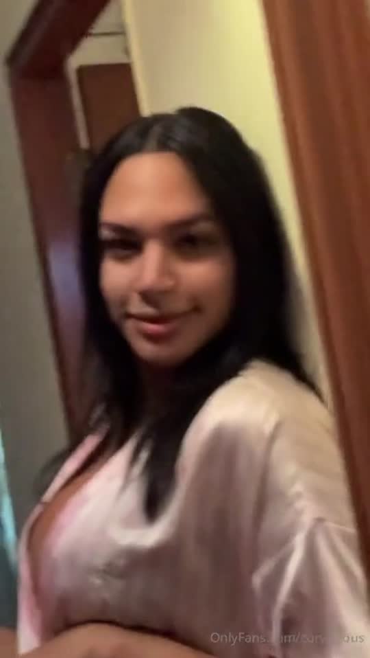 Tgirl corylicious Sedutora provocando dentro do closet