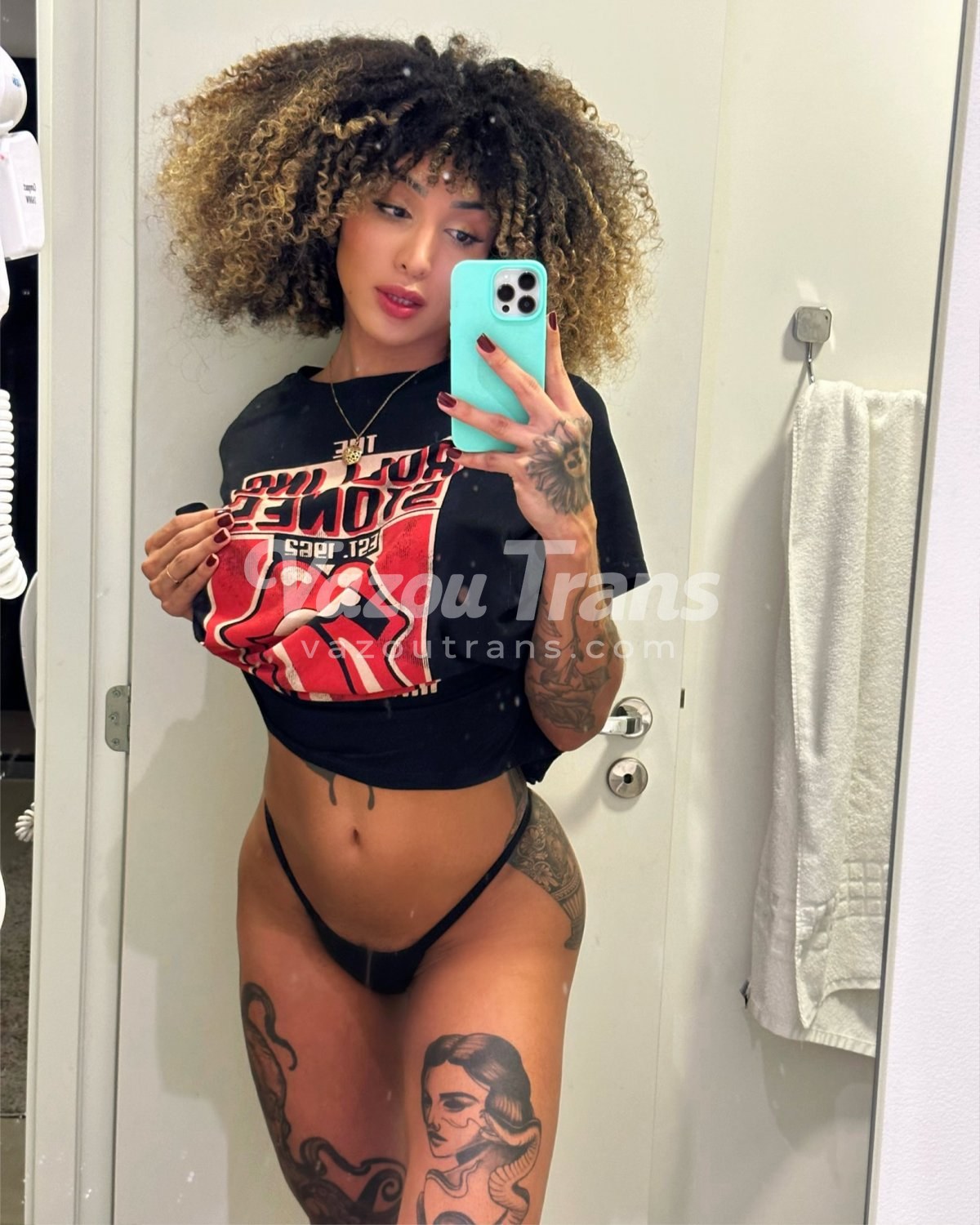 Cena exclusiva de sem calcinha na varanda — travesti Manu Maya sem censura