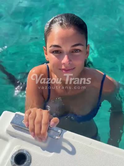 Trans Naomi Anderson de calcinha molhada no chuveiro