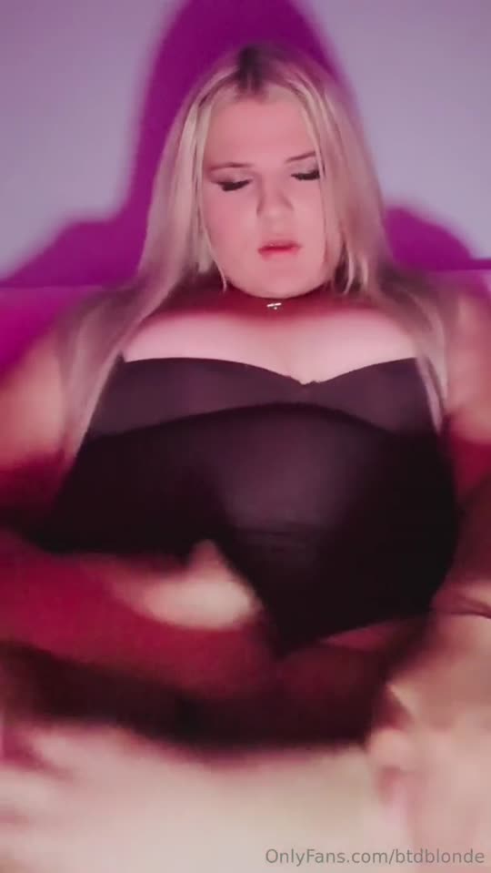 Vídeo +18 trans: Btdblonde BBW trans atrevida de salto alto e mais nada