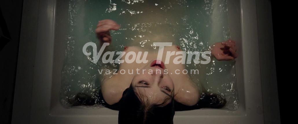 Na banheira cheia de espuma — travesti Naomi Anderson sem censura