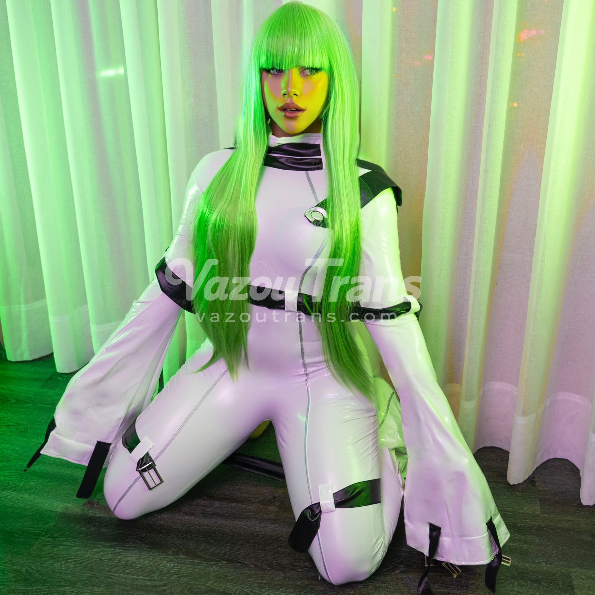 Tgirl Natalie Uwu Provocando dentro do closet