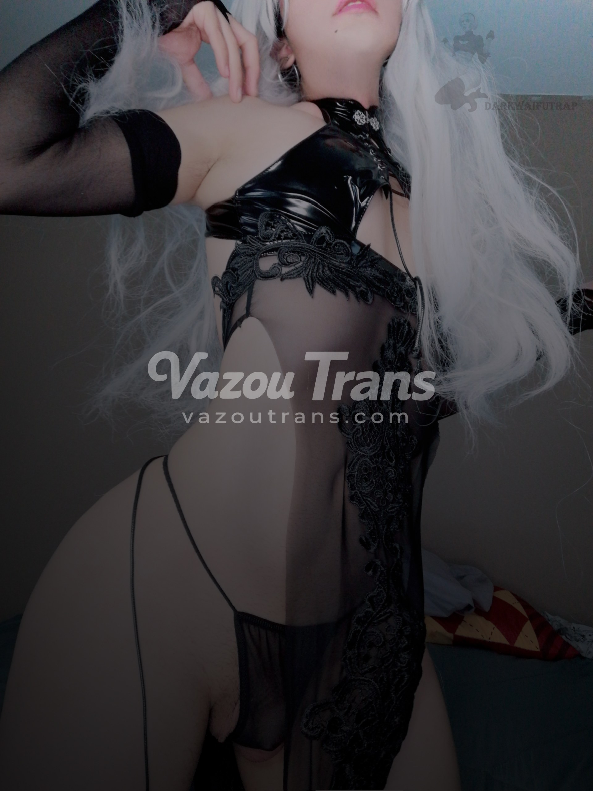 Tgirl DarkWaifuTrap seduzindo a câmera, mostrando tudo sem pressa