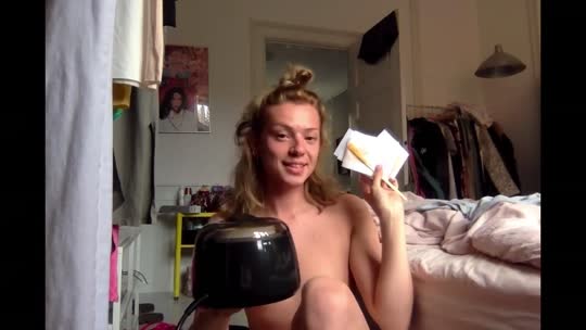 Maravilhosa, peladinha no quarto — travesti Yourfavebbyboy sem censura