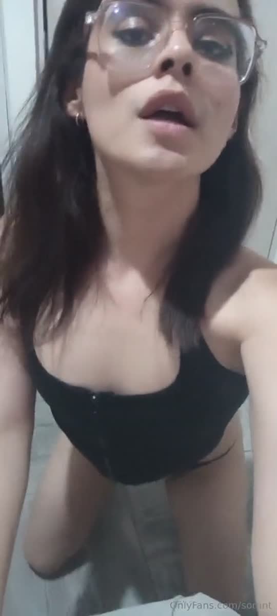 Vídeo +18 trans: Dime sor /sorant seduzindo a câmera, nua tomando sol na varanda