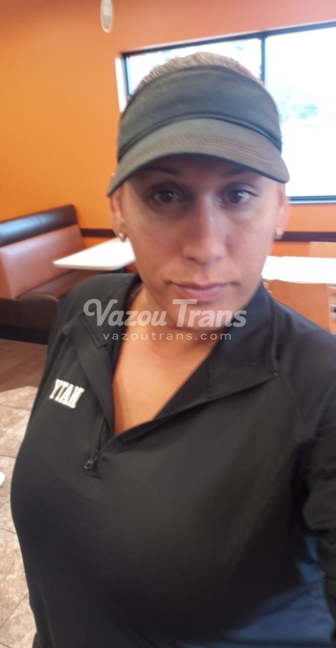 Mostrando os peitos na chamada — travesti Naty sem censura