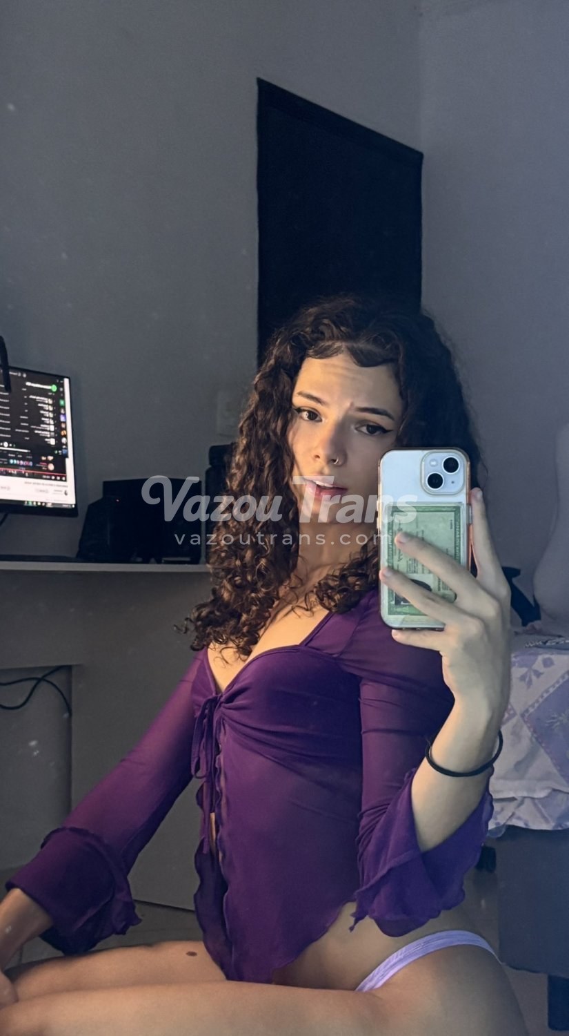 Dudx: trans amadora brasileira, Tirando a roupa bem devagar