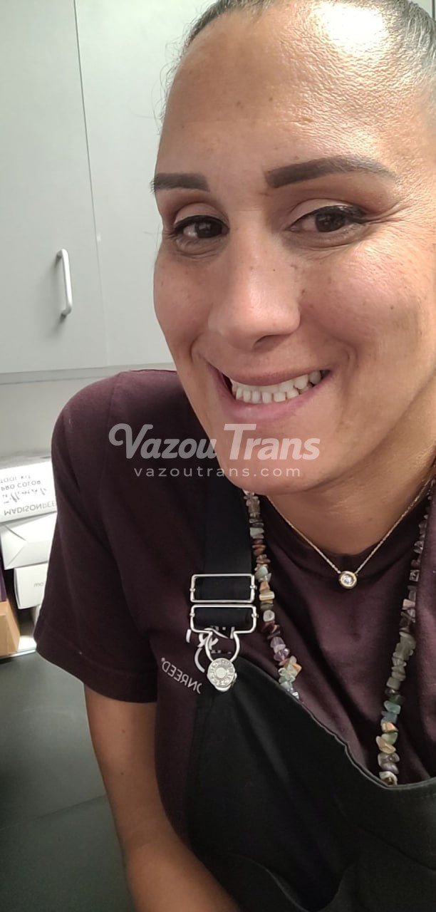 Trans Naty de regata sem sutiã