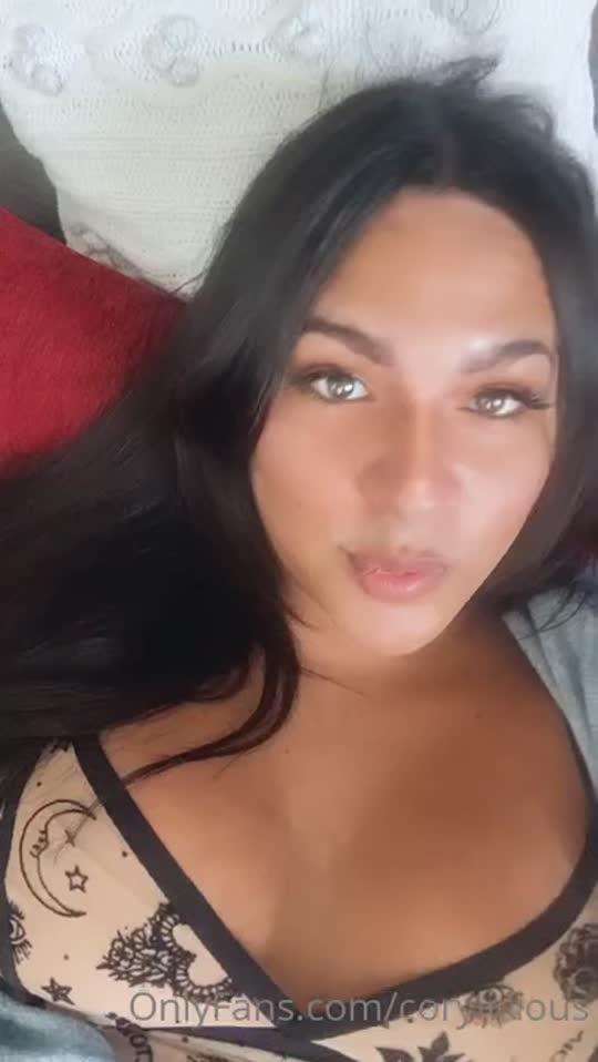 Provocando dentro do closet 🔥 — travesti corylicious sem censura