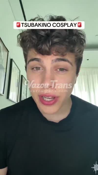 Natalie Uwu: trans amadora brasileira, deitada abrindo o roupão 😈
