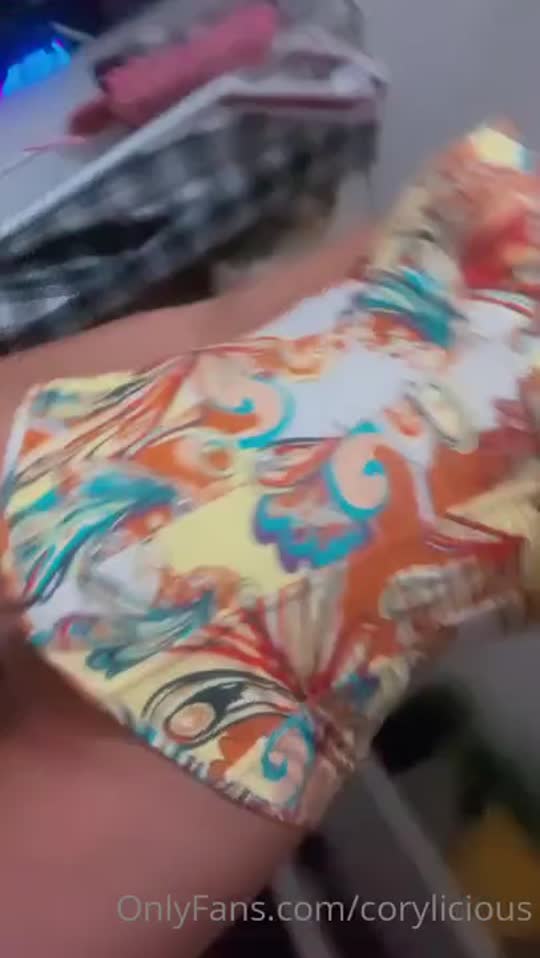 Tgirl corylicious Envolvente provocando dentro do closet