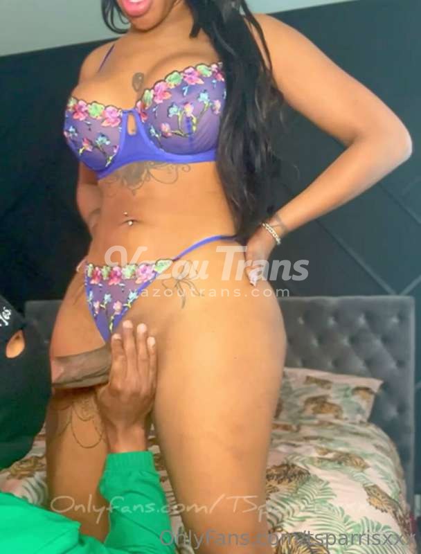 Fogosa, toda molhada no banho — travesti TS ParrisXXX sem censura