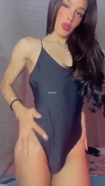 Deliciosa dançando funk sem roupa — travesti TS Tang0 Live sem censura