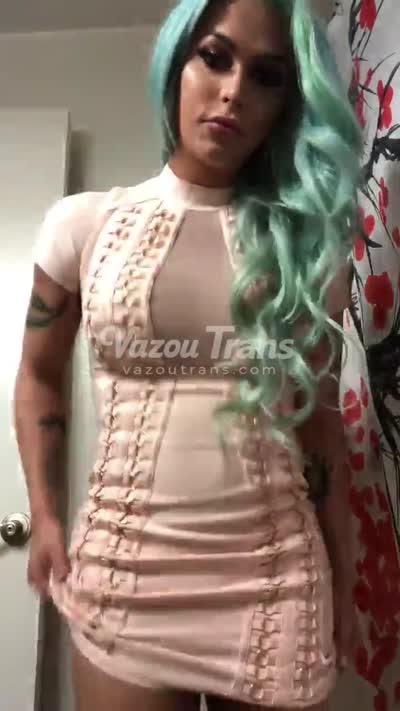 Empinando a bunda pra câmera — The Domino Presley