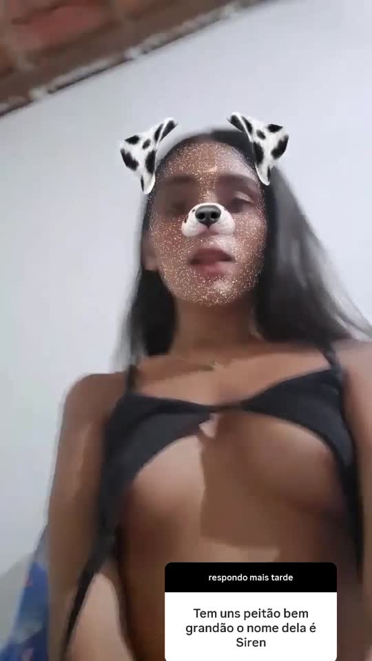 Perfeita de biquíni fio-dental na piscina — travesti Manu Maya sem censura