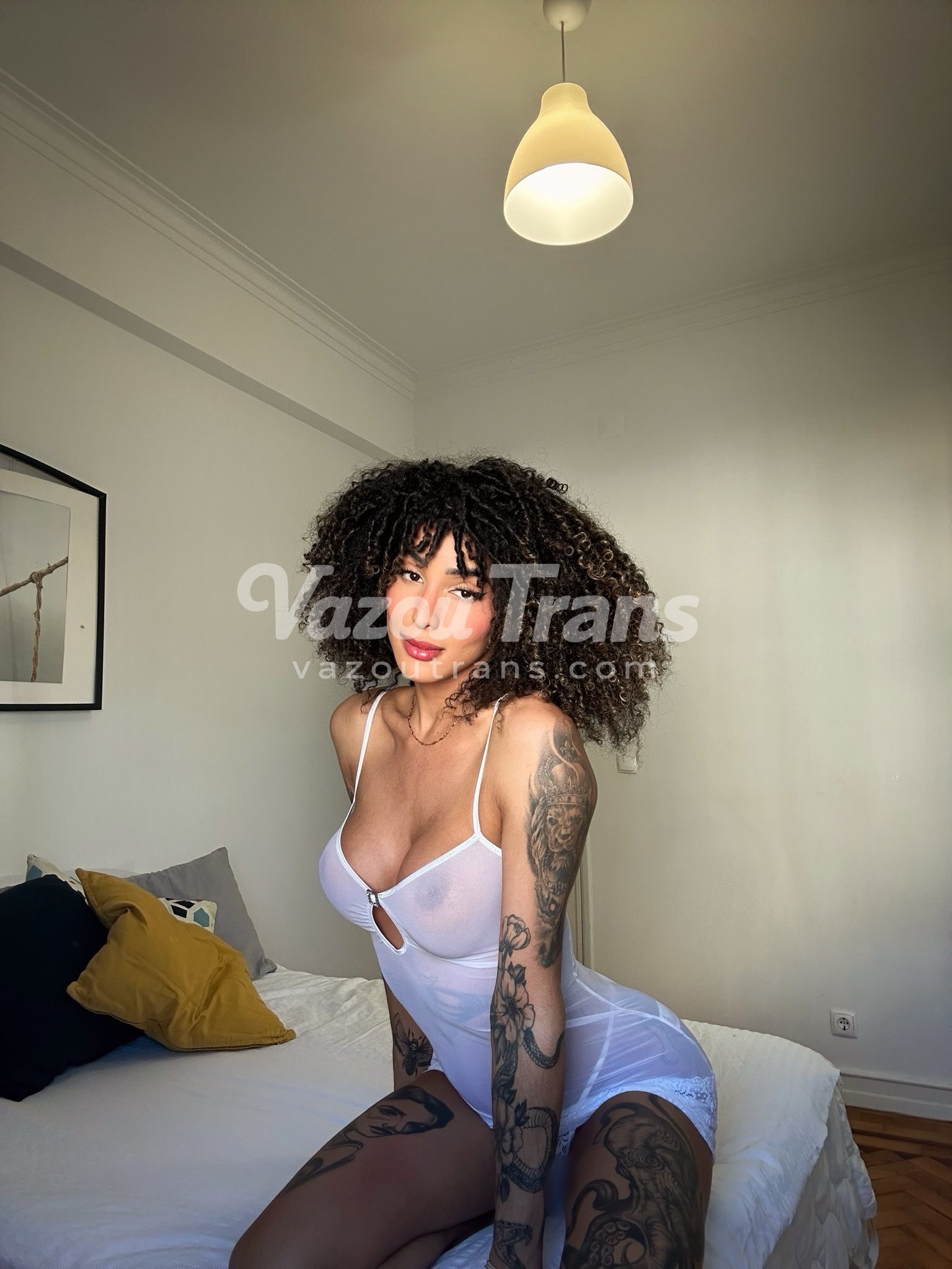 Fogosa, mostrando os peitos na chamada — travesti Manu Maya sem censura