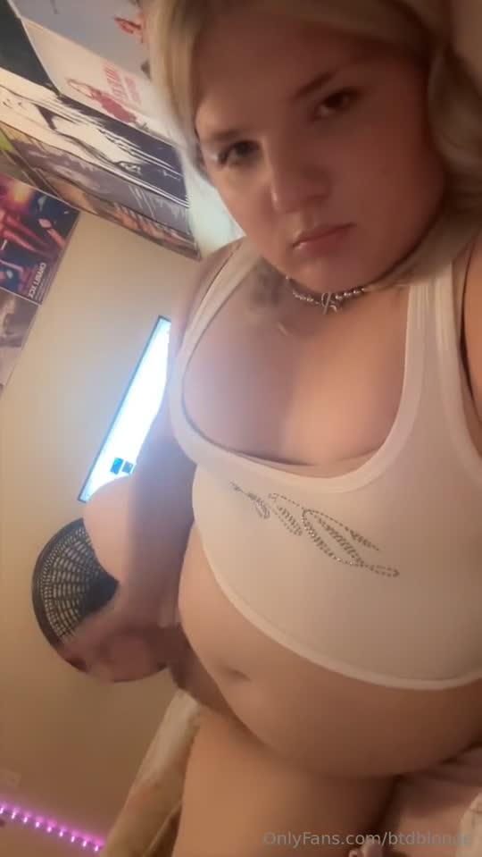 De quatro no sofá 😈 — travesti Btdblonde BBW trans sem censura