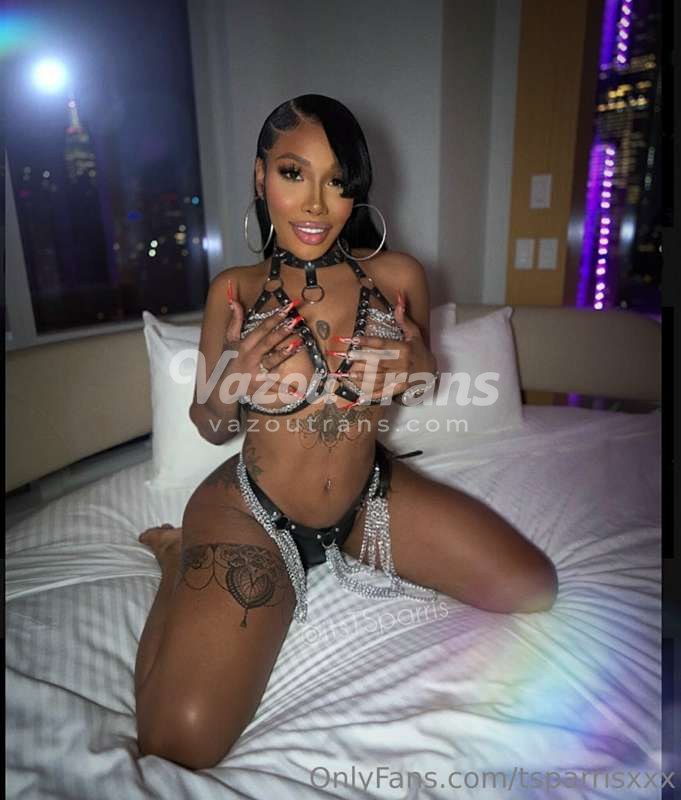 Safada provocando dentro do closet — travesti TS ParrisXXX sem censura