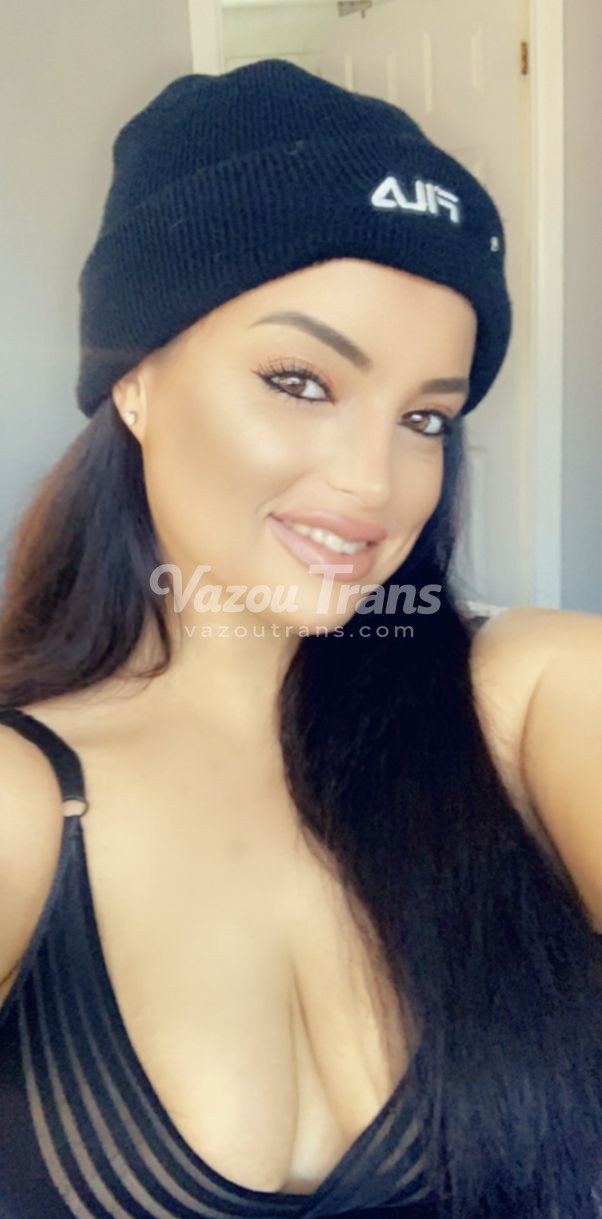 Atrevida antes de dormir sem pijama — travesti Manu Maya sem censura