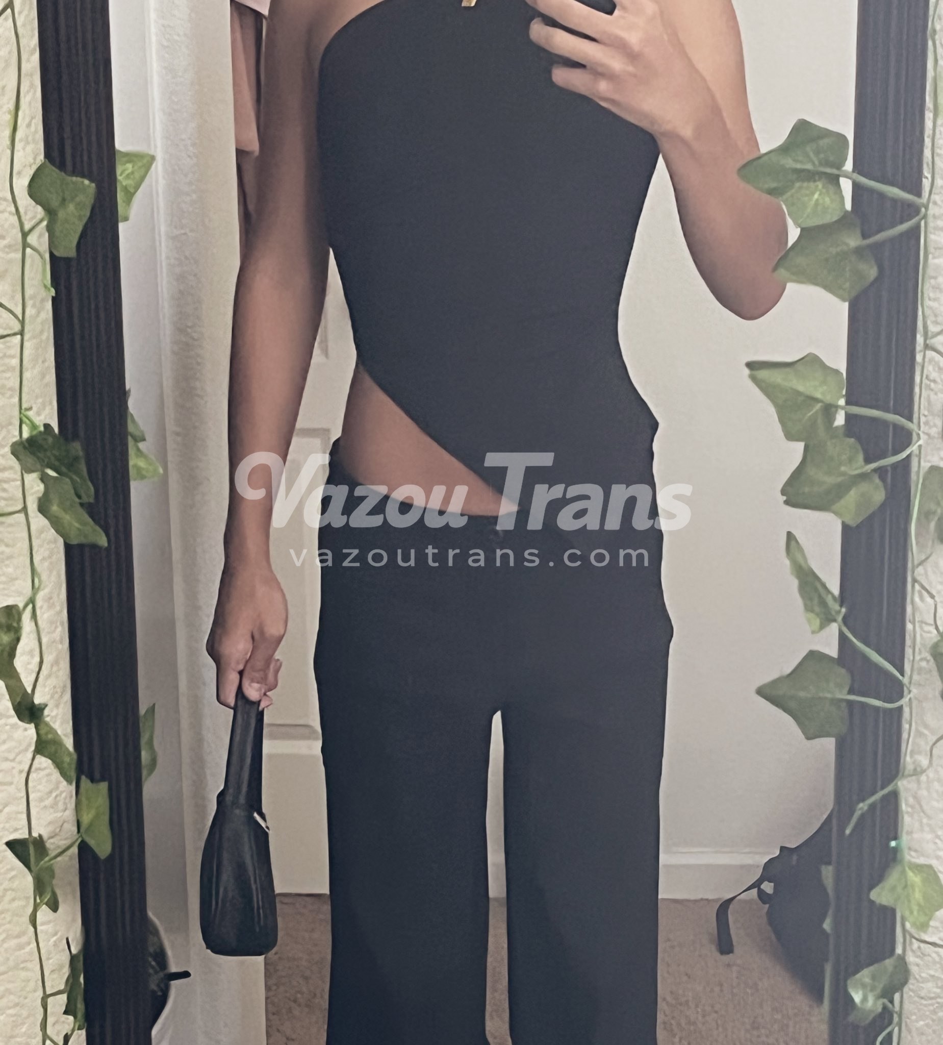 Tgirl kaybaebi peladinha no quarto
