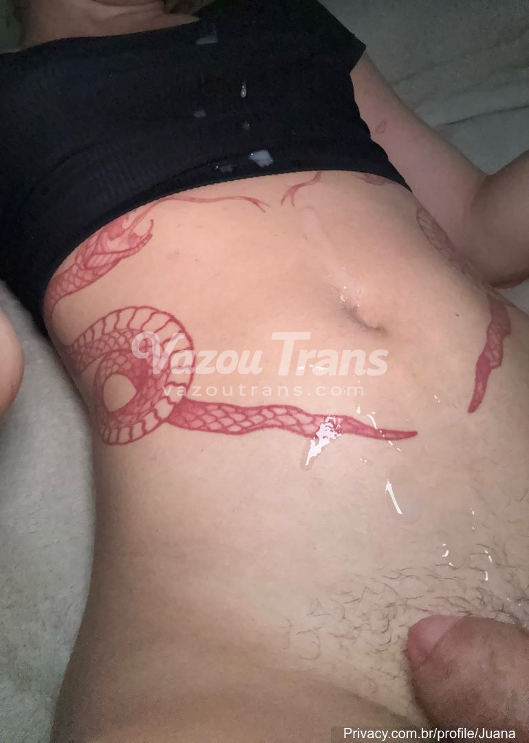 Vídeo +18 trans: Juana Ocio fogosa, de frente pro espelho sem roupa