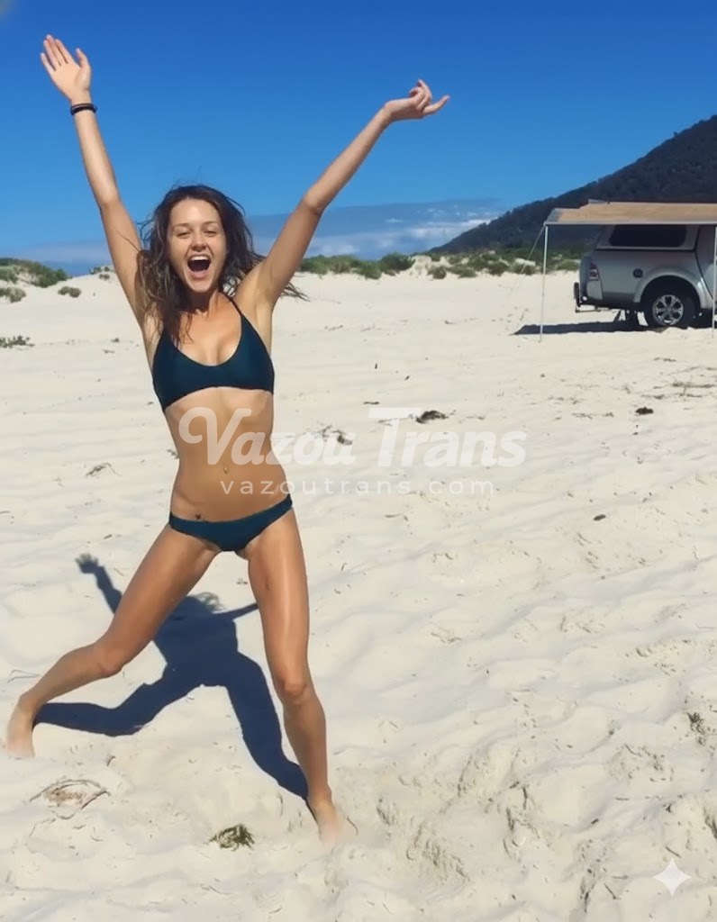 Trans Naomi Anderson envolvente no chuveiro se ensaboando