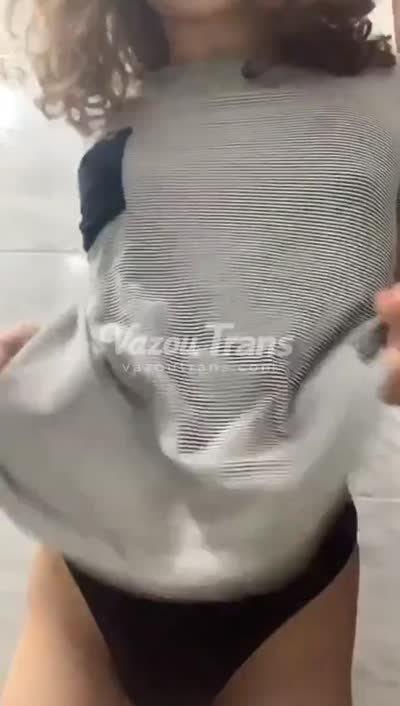 Num striptease completo — travesti Juana Ocio sem censura