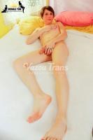 Tgirl Manu Maya rebolando sem parar, de salto alto e mais nada