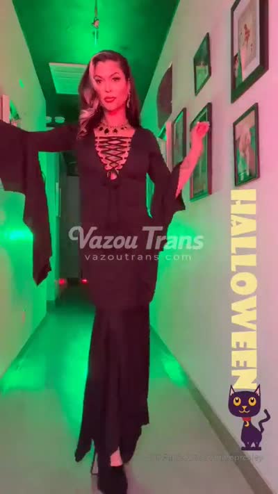Provocante The Domino Presley dançando de fio dental — travesti The Domino